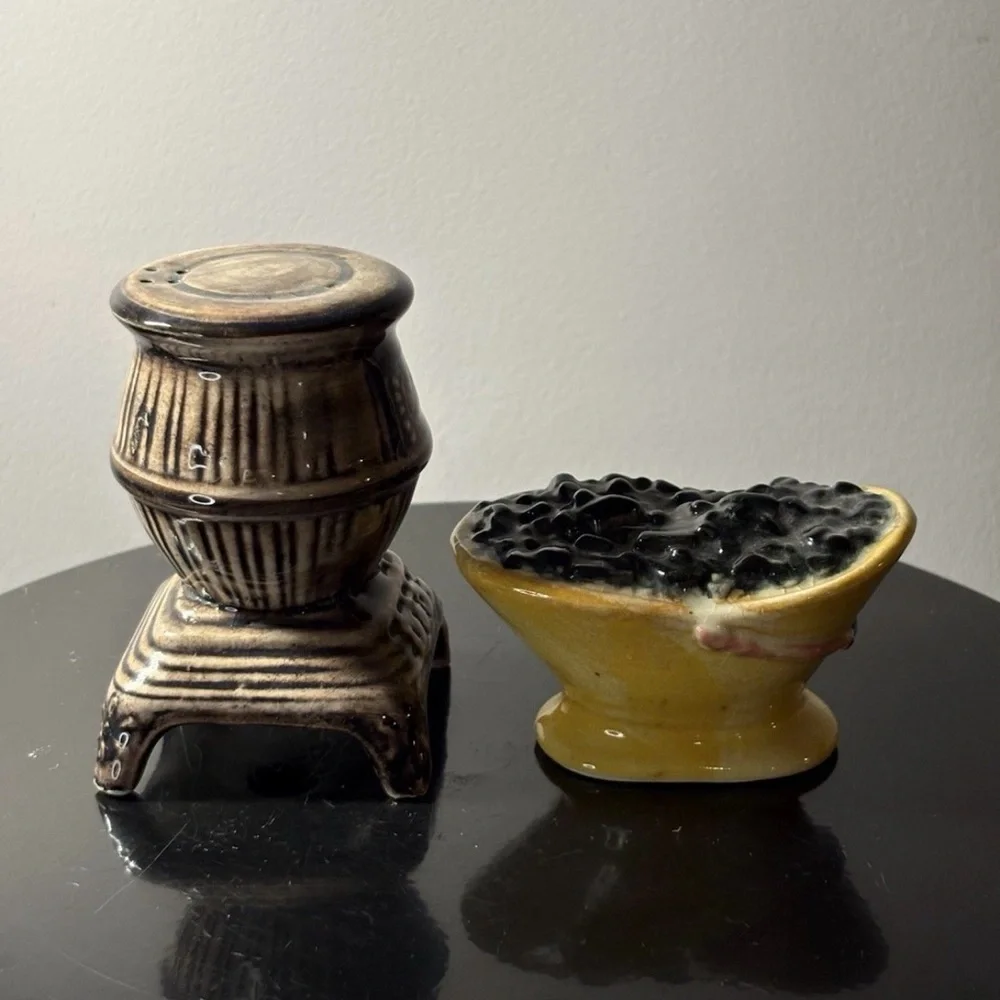 Vintage Pot Belly Stove Coal Bucket Salt Pepper Shaker Set Kitschy MCM